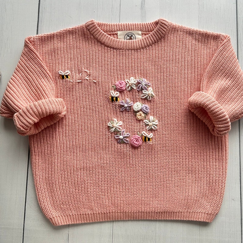 Pull bébé en tricot brodé d'abeilles initiales florales personnalisées, pull en coton doux personnalisé pour nourrissons, tout-petits, parfait pour des cadeaux souvenirs image 1