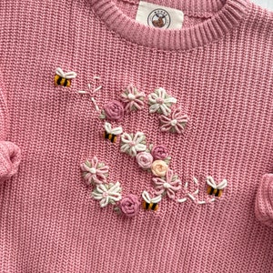 Personalisierte Baby-Strickpullover mit Blumenmuster, benutzerdefinierter weicher Baumwollpullover für Säuglinge, Kleinkinder, perfekt für Geschenke, Andenken Bild 4