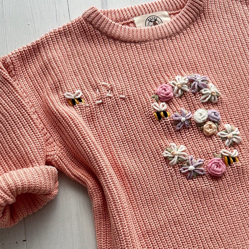 Pull bébé en tricot brodé d'abeilles initiales florales personnalisées, pull en coton doux personnalisé pour nourrissons, tout-petits, parfait pour des cadeaux souvenirs image 2