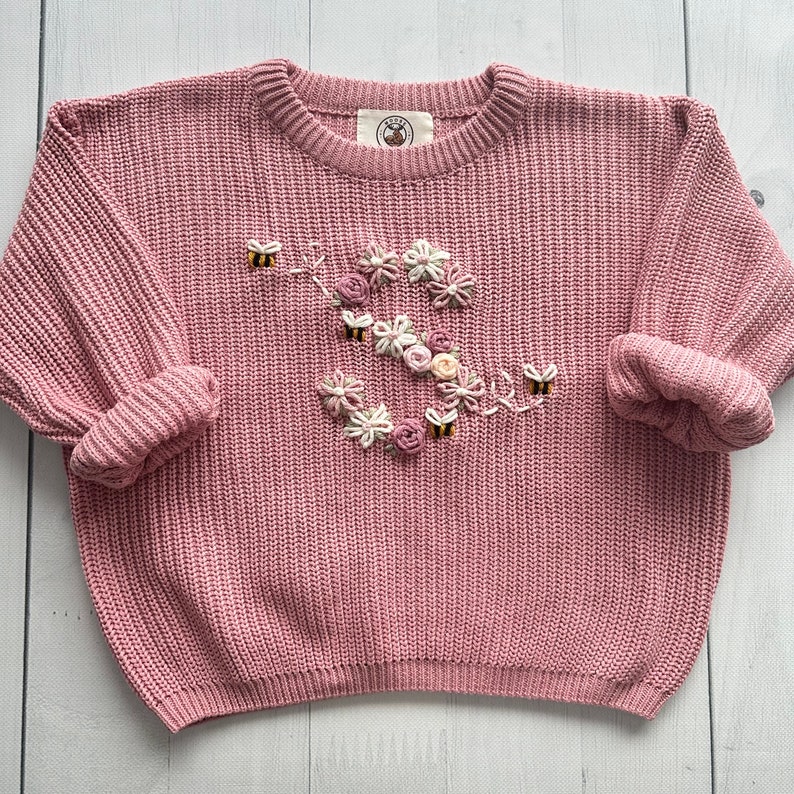 Personalisierte Baby-Strickpullover mit Blumenmuster, benutzerdefinierter weicher Baumwollpullover für Säuglinge, Kleinkinder, perfekt für Geschenke, Andenken Bild 1