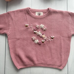 Personalisierte Baby-Strickpullover mit Blumenmuster, benutzerdefinierter weicher Baumwollpullover für Säuglinge, Kleinkinder, perfekt für Geschenke, Andenken Bild 3