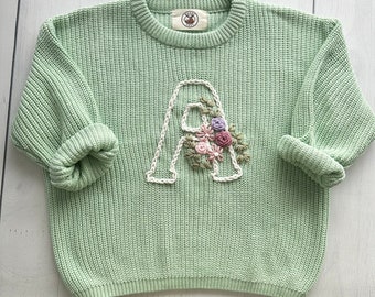 Personalisierter handbestickter Baby-Strickpullover mit floralen Initialen, individueller weicher Baumwollpullover für Säuglinge und Kleinkinder, perfekt für Geschenke und Andenken