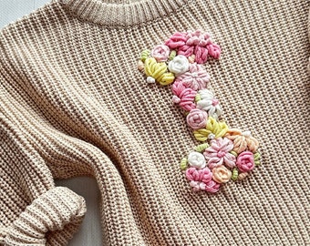 Pull en tricot pour bébé personnalisé avec initiales florales brodées à la main, pull en coton doux personnalisé pour nourrissons, tout-petits, parfait pour des cadeaux souvenirs