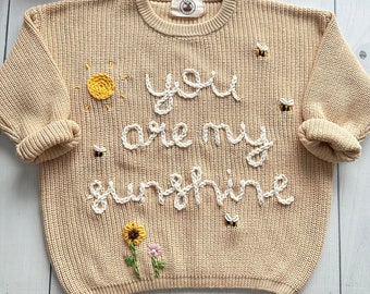 Pull brodé à la main Moose Cosy You Are My Sunshine pour bébés et tout-petits - Personnalisé, respectueux de l'environnement, idéal pour les anniversaires et les baby showers