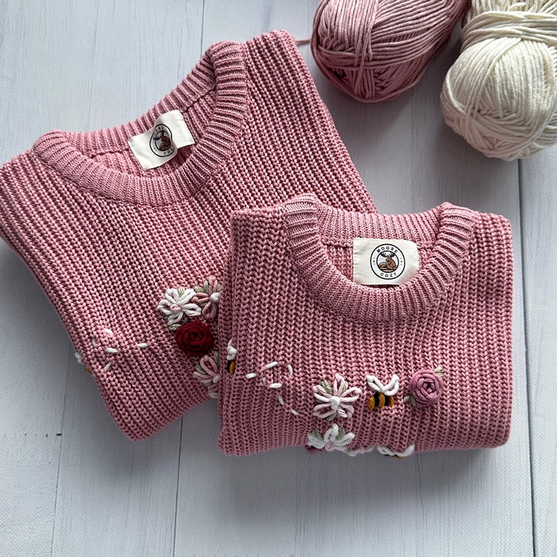Pull bébé en tricot brodé d'abeilles initiales florales personnalisées, pull en coton doux personnalisé pour nourrissons, tout-petits, parfait pour des cadeaux souvenirs image 6