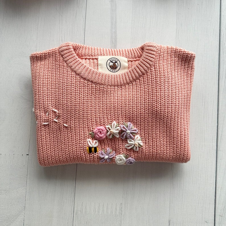 Pull bébé en tricot brodé d'abeilles initiales florales personnalisées, pull en coton doux personnalisé pour nourrissons, tout-petits, parfait pour des cadeaux souvenirs image 5