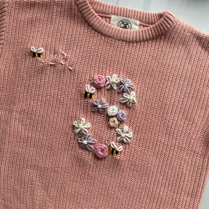 Pull bébé en tricot brodé d'abeilles initiales florales personnalisées, pull en coton doux personnalisé pour nourrissons, tout-petits, parfait pour des cadeaux souvenirs image 3