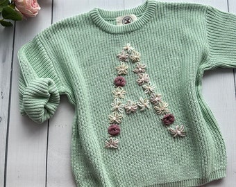 Pull en tricot pour bébé personnalisé avec initiales florales brodées à la main, pull en coton doux personnalisé pour nourrissons, tout-petits, parfait pour des cadeaux souvenirs