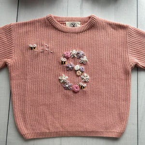 Pull bébé en tricot brodé d'abeilles initiales florales personnalisées, pull en coton doux personnalisé pour nourrissons, tout-petits, parfait pour des cadeaux souvenirs image 4