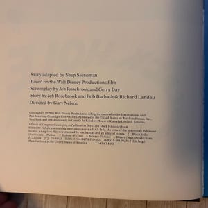 Op de afbeelding: Een pagina uit een vintage boek, met tekst over een film van Walt Disney Productions. De tekst bevat de verhaalbewerking, het scenario en de regiekredieten. Het copyright is van 1979, met een samenvatting van het verhaal.
