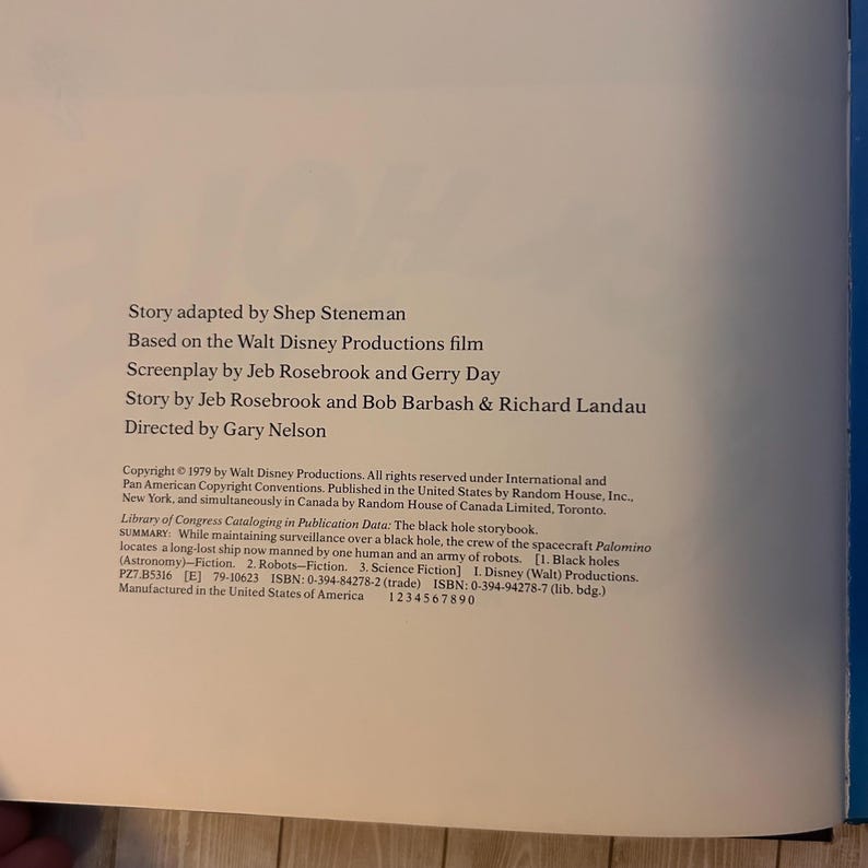 Op de afbeelding: Een pagina uit een vintage boek, met tekst over een film van Walt Disney Productions. De tekst bevat de verhaalbewerking, het scenario en de regiekredieten. Het copyright is van 1979, met een samenvatting van het verhaal.