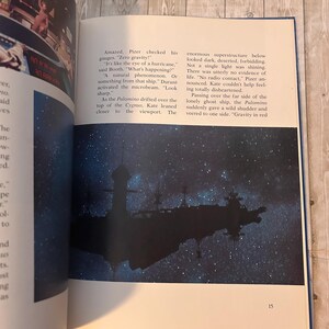 Op de afbeelding: Een pagina uit een sciencefictionboek met een illustratie van een ruimteschip als silhouet tegen een sterrenhemel. De tekst beschrijft een ruimteavontuur met het schip Palomino.