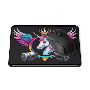 Könnte beinhalten: Eine schwarze Mausmatte mit einer bunten Illustration eines Einhorns, das eine goldene Krone trägt und Gewichte hebt. Das Einhorn ist von einem regenbogenfarbenen Kreis umgeben.
