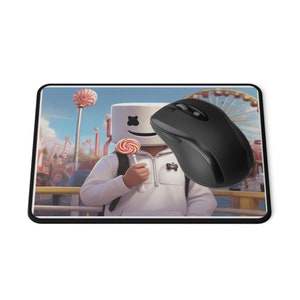 Könnte beinhalten: Eine schwarze Computermaus mit einer weißen Marshmallow-Kopffigur, die einen roten und weißen Lolli hält. Die Figur trägt ein weißes Hoodie und steht vor einem bunten Vergnügungspark-Hintergrund.
