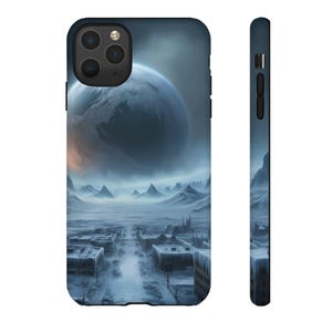 Könnte beinhalten: Dunkelblaue Handyhülle mit einer futuristischen, eisigen Landschaft mit einem großen Planeten am Himmel. Das Design umfasst schneebedeckte Gebäude, Berge und eine kalte, atmosphärische Umgebung. Die Hülle hat ein glänzendes Finish.