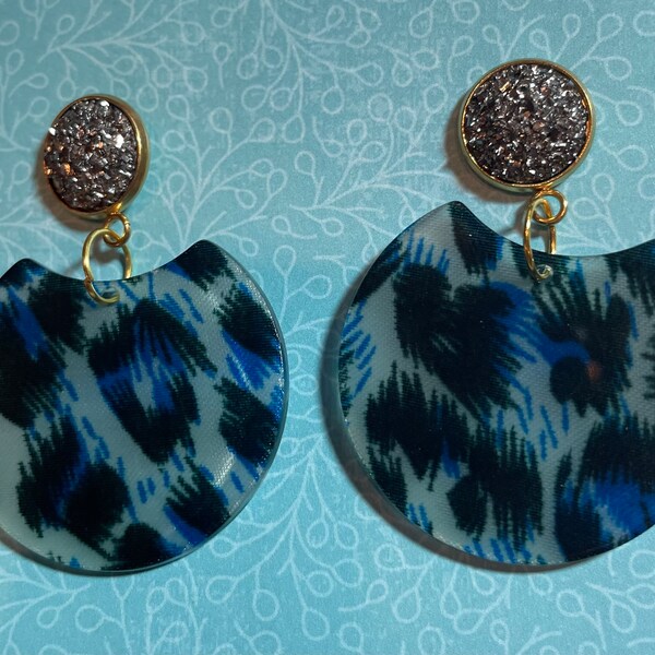 Pendientes colgantes de acrílico con estampado de leopardo azul estampado con postes de acero inoxidable, tachuelas brillantes