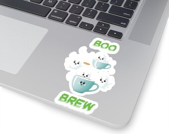 Peut inclure: Un autocollant avec un texte vert "BOO" et "BREW". L'autocollant représente une tasse à café bleue avec un visage souriant et des guimauves fantômes blancs flottant au-dessus.