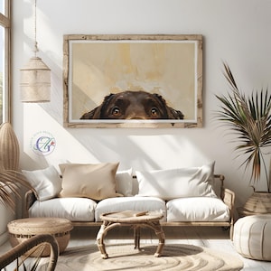 Puede incluir: Una pintura de la cara de un perro marr&oacute;n asom&aacute;ndose por encima de un marco de madera. El perro tiene ojos marrones y una nariz marr&oacute;n claro. El fondo de la pintura es de color amarillo claro.