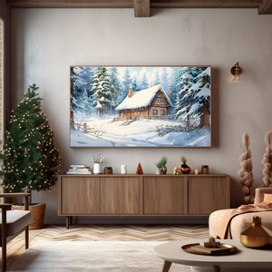 Puede incluir: Una pintura de acuarela de una acogedora cabaña de madera en un bosque nevado. La cabaña tiene un techo blanco y una chimenea, y está rodeada de altos pinos. La nieve cae suavemente, y la escena es pacífica y serena.