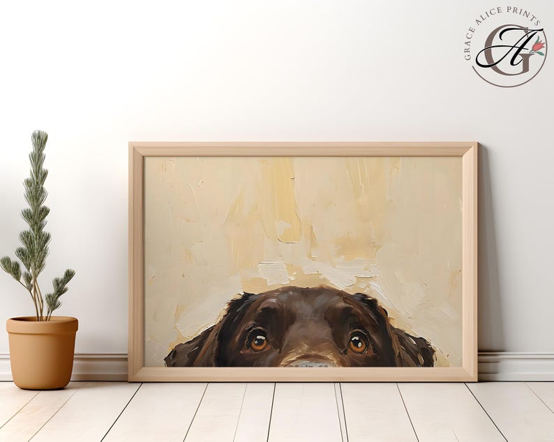 Puede incluir: Una pintura de la cara de un perro marr&oacute;n asom&aacute;ndose por la parte superior de un lienzo. El perro tiene ojos marrones y una nariz negra. El fondo es de color amarillo claro.