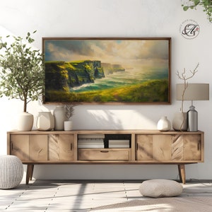 Może przedstawiać: Namalowany obraz klifów Moher w Irlandii. Obraz przedstawia dramatyczny krajobraz z zielonymi klifami, rozbijającymi się falami i pochmurnym niebem.