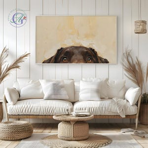 Puede incluir: Una pintura de la cara de un perro marr&oacute;n asom&aacute;ndose sobre un fondo marr&oacute;n claro. Los ojos del perro miran directamente al espectador.