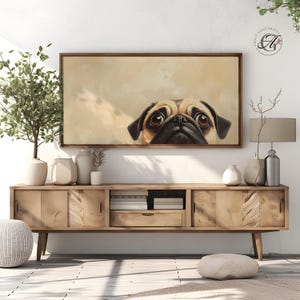 Puede incluir: Una pintura de un perro pug mirando hacia arriba con una expresión curiosa. El perro es marrón claro con la nariz negra y los ojos oscuros. El fondo es de color beige claro.