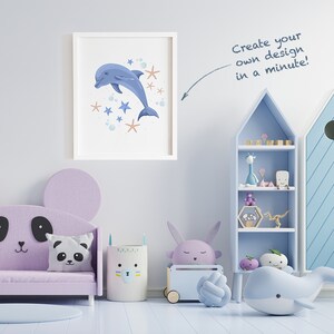 K&ouml;nnte beinhalten: Ein hellblauer Delfin springt aus dem Wasser mit blauen und orangefarbenen Seesternen und Blasen um ihn herum. Das Bild ist in einem wei&szlig;en Rahmen gerahmt und h&auml;ngt an einer hellblauen Wand. Der Text "Gestalte dein eigenes Design in einer Minute!" steht an der Wand.