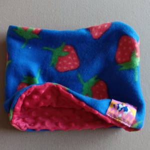 Vändbar Minky-fodrad fleece skidjacka/halsduk – jordgubbsmönster och Minky-fodrad