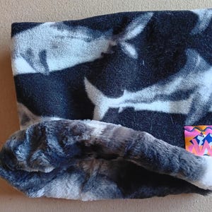 Vändbar Minky-fodrad fleece skidskydd/halsduk – hajmönster och Minky-fodrad