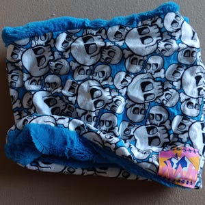 Vändbar Minky-fodrad fleece skidskydd/halsduk – Dödskallemönster och Minky-fodrad