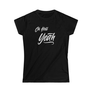 Può includere: Maglietta nera da donna con il testo "Oh Hell Yeah" in lettere bianche.