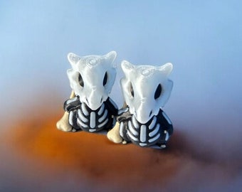Świecąca w ciemności figurka Cubone – kostium szkieletu Pokemon na Halloween