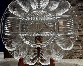 Bandeja para huevos rellenos de vidrio prensado Heritage de L.E. Smith Glass Company.