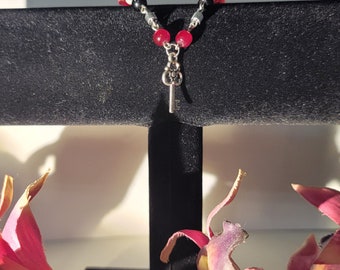 Pulsera de encanto de llave con cuentas de plata / pulsera con cuentas de alambre negro y rojo / y2k, gótico, centro de la ciudad chica núcleo / ajustable / pulsera de alambre 7 en