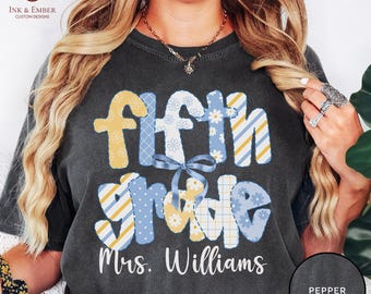 Camiseta personalizada con nombre para maestra de quinto grado, con lazo floral personalizado en colores cómodos, regalo de agradecimiento para la vuelta al cole, fin de año.