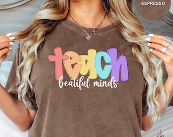 Camisa personalizada con arcoíris para maestros, colores inspiradores y personalizados, regalo de agradecimiento para la vuelta al cole, fin de curso.