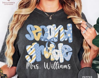 Camiseta personalizada con nombre para maestra de segundo grado, con lazo floral personalizado en colores cómodos, regalo de agradecimiento para la vuelta al cole, fin de año.