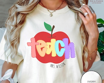 Camiseta personalizada para profesor, camiseta con nombre de profesor, camiseta personalizada de Apple, camiseta retro para profesor, regalo de agradecimiento para la vuelta al cole, regalo de fin de curso.