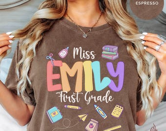 Camiseta personalizada con nombre para maestro de primer grado, colores cómodos, linda camiseta personalizada con útiles escolares, regalo de agradecimiento para la vuelta al cole, fin de año