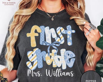 Camiseta personalizada con nombre para maestra de primer grado, colores cómodos, lazo floral personalizado, regalo de agradecimiento para la vuelta al cole, fin de año.