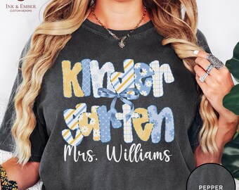 Camiseta personalizada con nombre para maestra de jardín de infantes, camisa con lazo floral personalizado en colores cómodos, regalo de agradecimiento para la vuelta al cole, fin de año