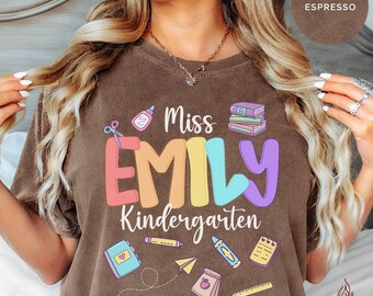 Camiseta personalizada con nombre para maestra de jardín de infantes, colores cómodos, linda camiseta personalizada con útiles escolares, regalo de agradecimiento para la vuelta al cole, fin de año