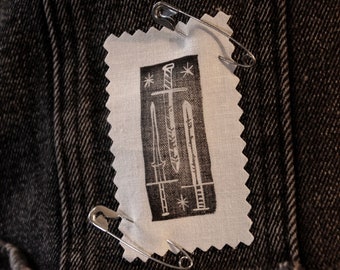 Tre di spade - Piccola toppa con spada stampata in lino da cucire su tessuto