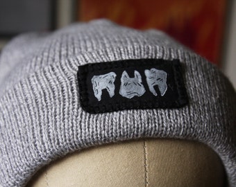 Tooth Beanie - Bonnet gris avec patch linogravure design dents