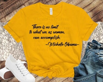 Może przedstawiać: Musztardowa koszulka z cytatem "There is no limit to what we, as women, can accomplish. -Michelle Obama-" w czarnym skrypcie. Koszulka jest zestawiona z niebieskimi dżinsami i białymi trampkami.