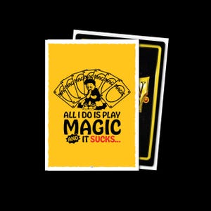 Puede incluir: Una carta de juego amarilla con el texto "ALL I DO IS PLAY MAGIC AND IT SUCKS..." y una ilustraci&oacute;n de un mago de dibujos animados. Junto a ella, una carta de juego negra y dorada. Borde blanco.