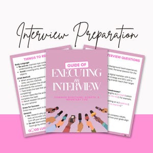 Könnte beinhalten: Ein rosa-weißer Leitfaden mit dem Titel "Guide of Executing an Interview" mit einer Grafik von Mikrofonen und Händen, die sie halten. Der Leitfaden enthält gängige Fragen, Skripte und wichtige Tipps für Vorstellungsgespräche.