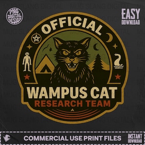 Puede incluir: Un diseño gráfico de estilo vintage con un gato negro con ojos brillantes, rodeado de imágenes de acampada y celestiales. El texto dice "OFFICIAL WAMPUS CAT RESEARCH TEAM". El diseño incluye un extraterrestre, una tienda de campaña y una luna.