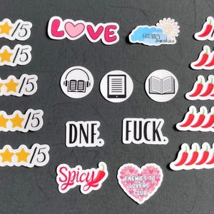 Könnte beinhalten: Eine Sammlung von Aufklebern mit verschiedenen Designs und Texten. Enthält Sternebewertungen, das Wort "LOVE" in Pink, eine Wolke mit "Grumpy Sunshine", Chilischoten und die Wörter "DNF", "FUCK" und "Spicy". Enthält auch ein Herz mit "Enemies to Lovers Club".